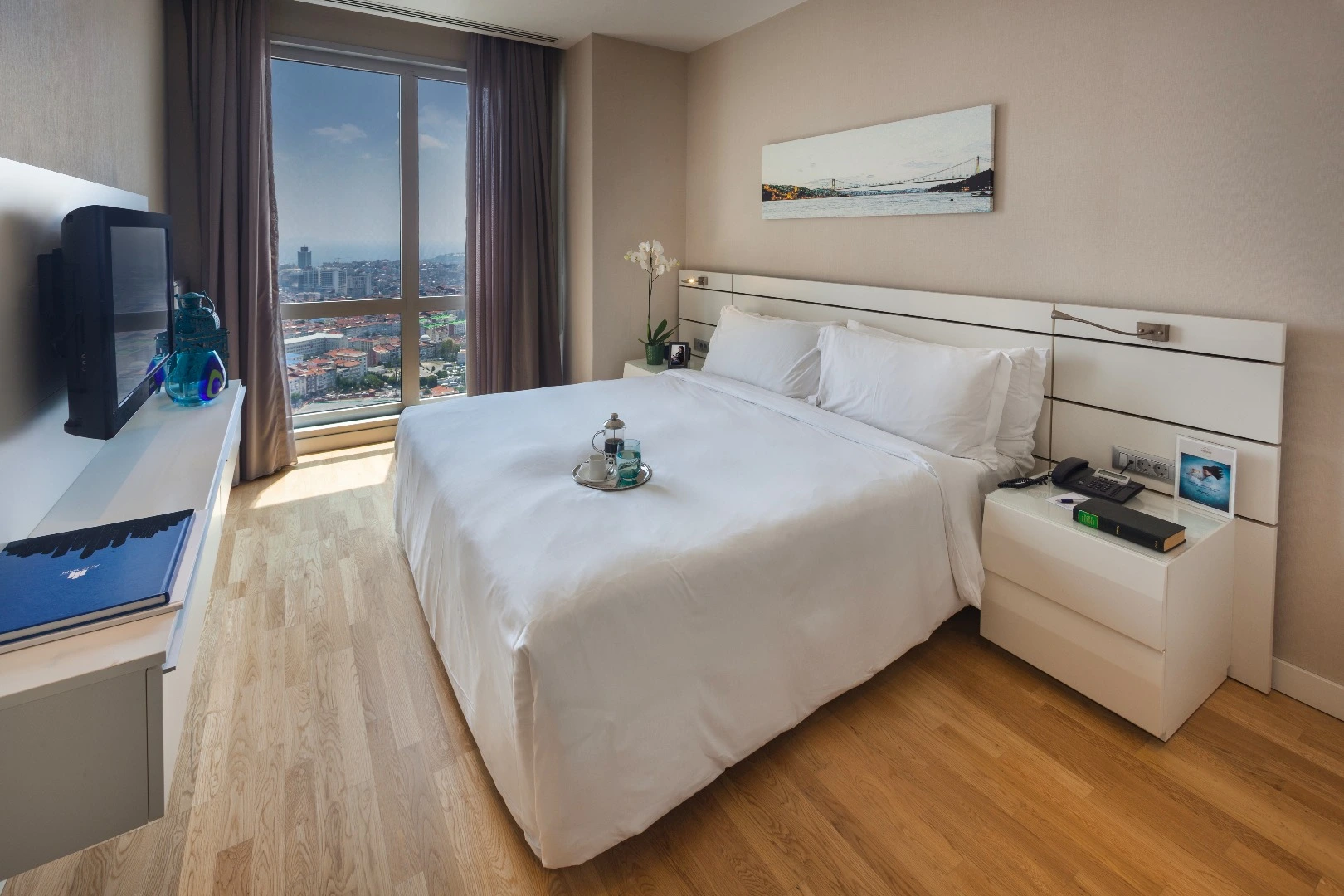 Deluxe One Bedroom Apartment - City View